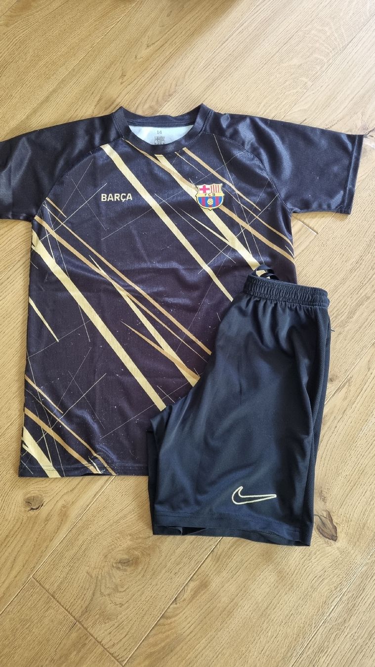 Nike Lotti & Set di vestiti: Sportshirt und Hose – Usato da Oberglatt ZH venduto da Mueller4000 1