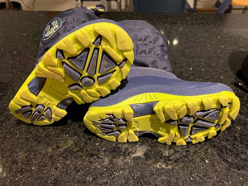 Scarpe per ragazzi: Winterstiefel Grösse 24 – Usato da Wettingen venduto da Suzanne015 1
