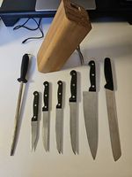 Messerblock aus Holz mit 6 Messern & Wetzstahl