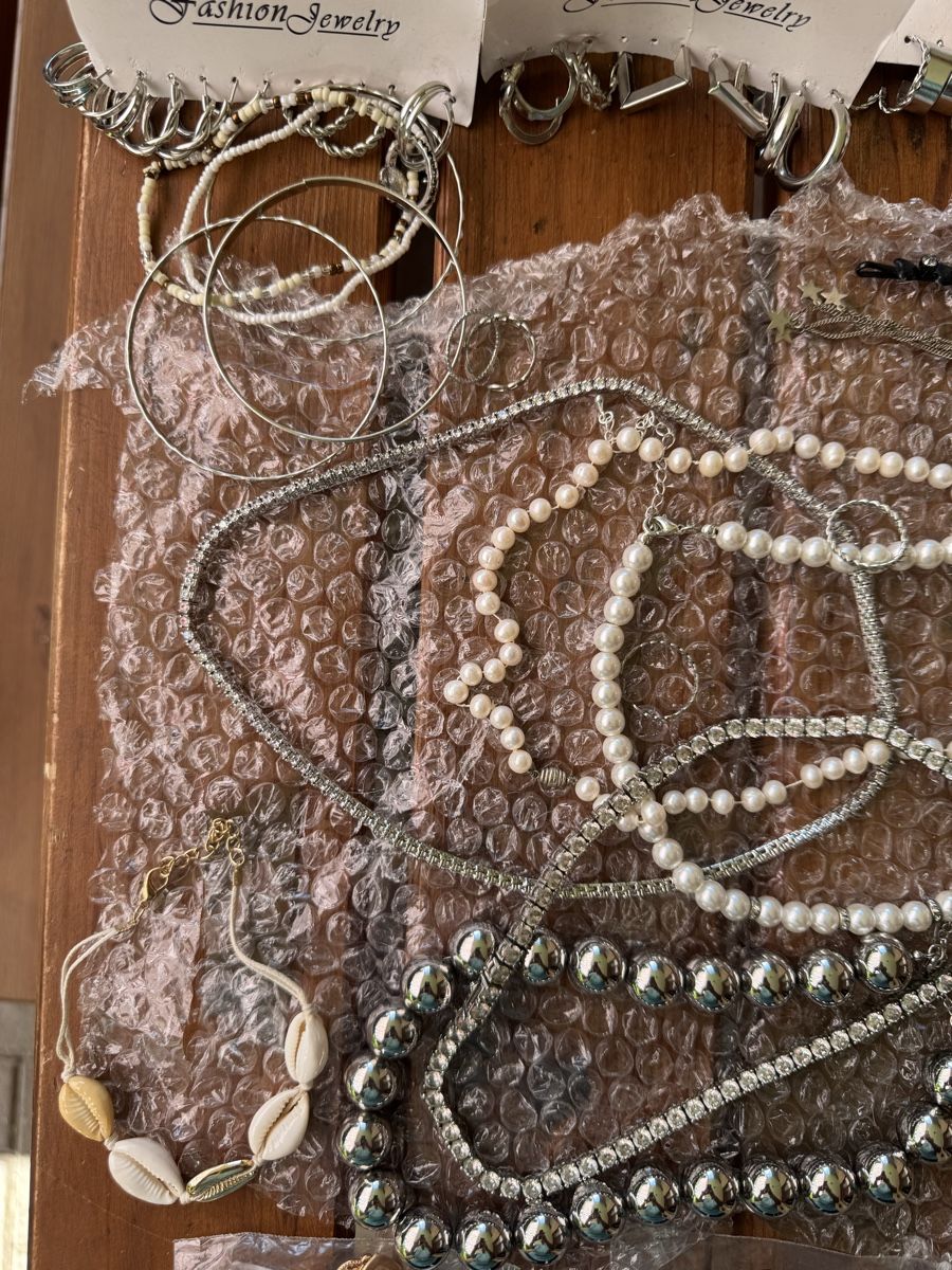 Sonstiger Schmuck: Modeschmuck Konvolut: Ketten, Ohrringe, Ringe, Armbänder – Gebraucht aus Würenlos von Fejzo1987 6