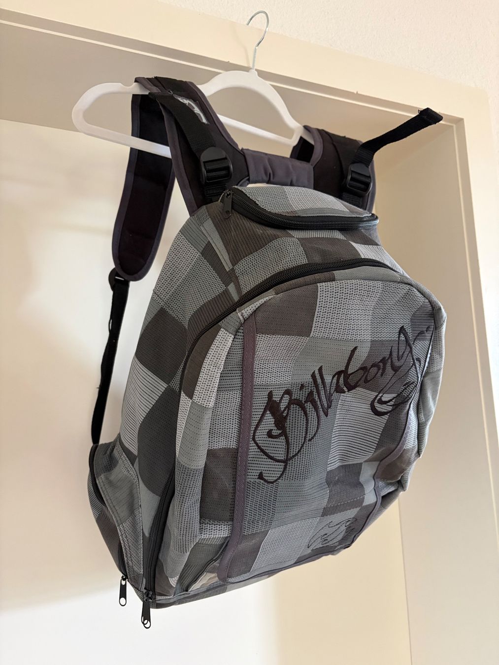 Billabong Zaini: Billabong Rucksack mit rotem Innenfutter – Usato da Langnau am Albis venduto da jud_62d8