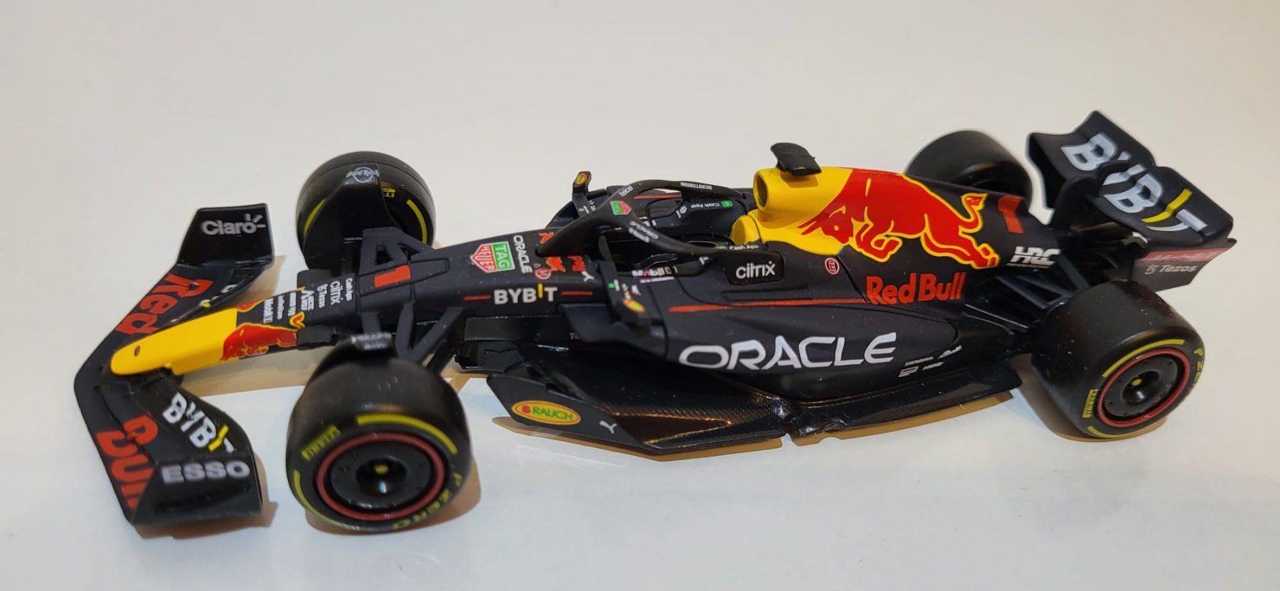 Bburago Modellautos: Formel 1          Redbull und Ferrari    1/43 – Neu (gemäss Beschreibung) aus Bottenwil von Toyscout 2