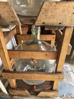 Mostflasche im Holzgestell