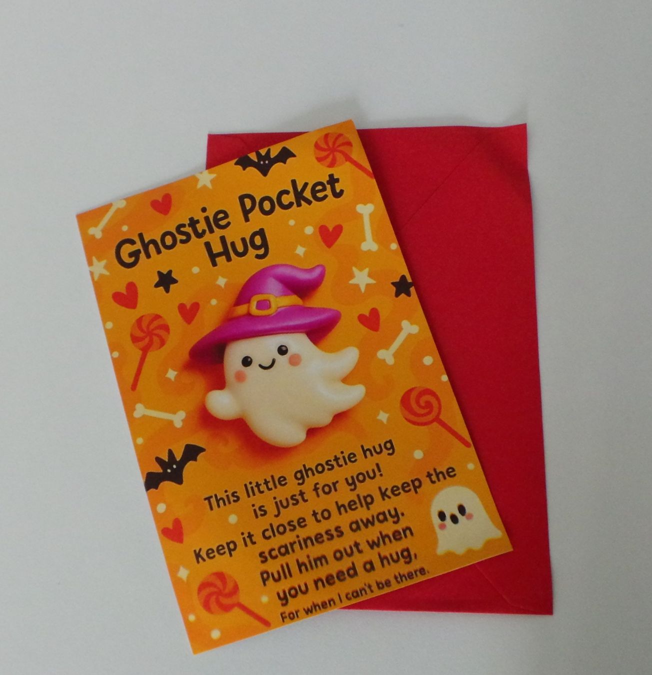 Cartoline postali: Postkarte mit Couvert "Ghostie Pocket Hug" – Difettoso da Flamatt venduto da Tattoo18