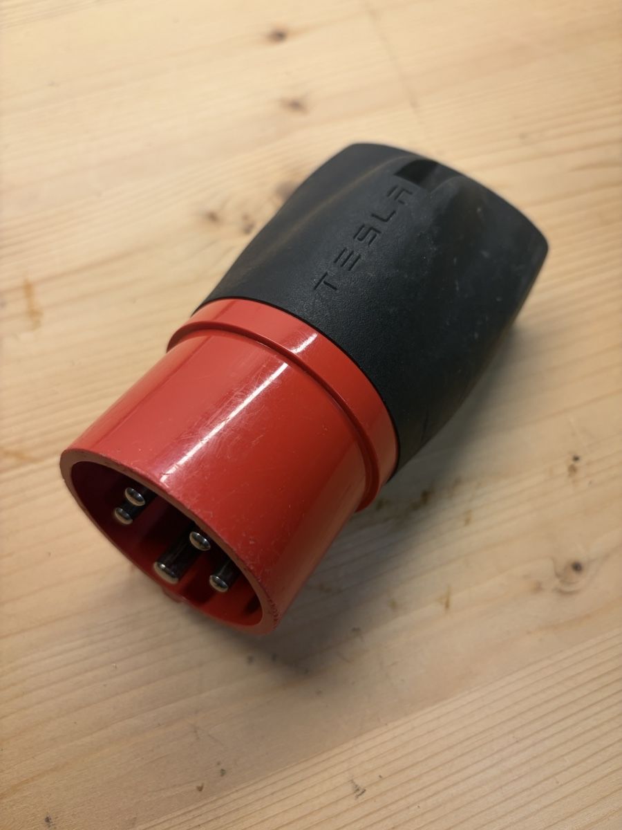 Unità & Adattatore: Tesla Adapter zu universal mobile connector 3 phase 16A – Usato da Kollbrunn venduto da Sier