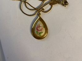 Pendentif vintage doré avec rose - Bijou élégant 🌹