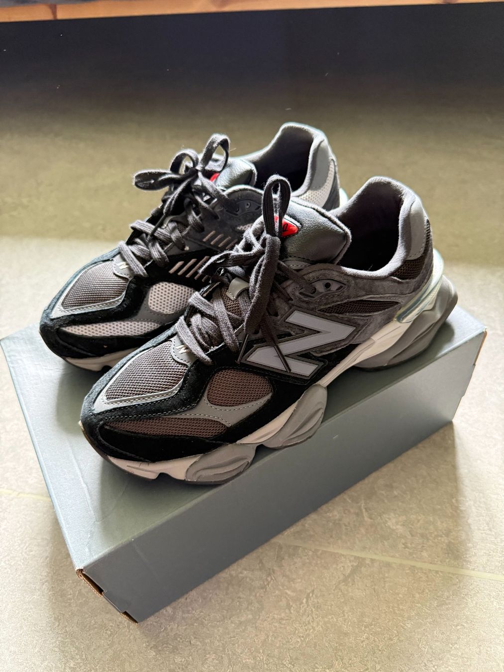 New Balance Scarpe da uomo: New Balance 9060 – Nuovo (secondo la descrizione) da Winterthur venduto da khalilaliev 3