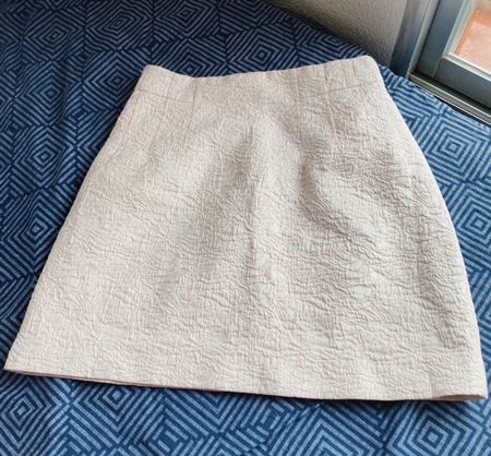 H&M White Shiny Skirt Size 8 - Perfect for Summer
