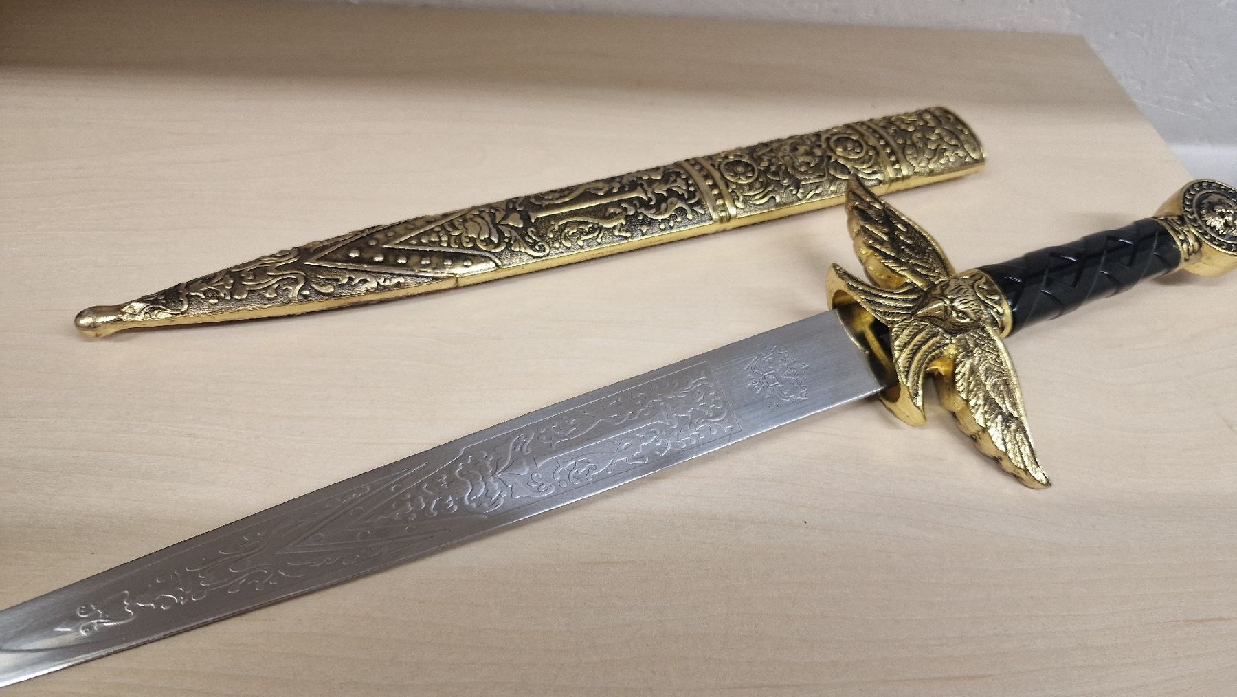 Sonstiges zum Sammeln & Seltenes: Dekorationsschwert mit Scheide goldfarben ornate – Gebraucht aus Herisau von Antiques.AR 2
