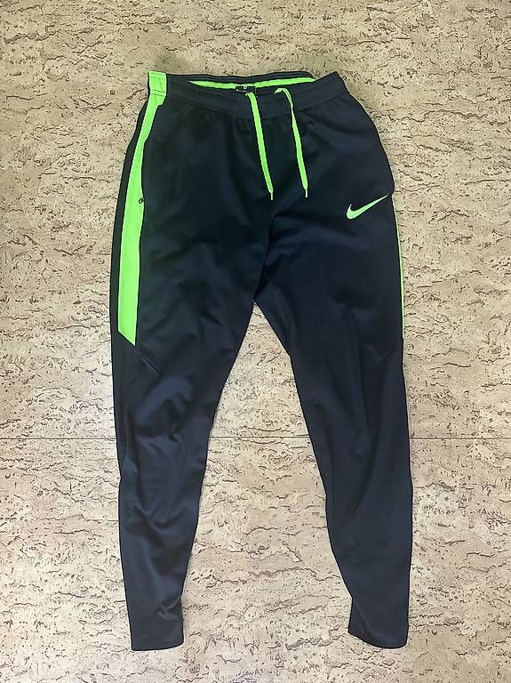 Nike Hosen: Pantalon de survêtement - Nike – Gebraucht aus Hauterive NE von FW7-TECH