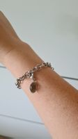 Silberfarbenes Charm-Armband mit 2 Anhängern von Charming