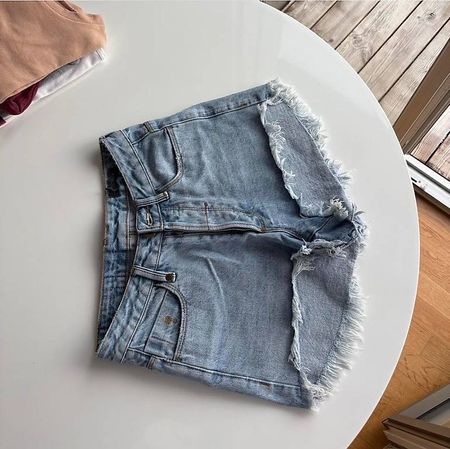 Short en jeans bleu avec franges en bas (Thrills)