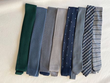 Tommy Hilfiger-Krawatten stehen zum Verkauf.