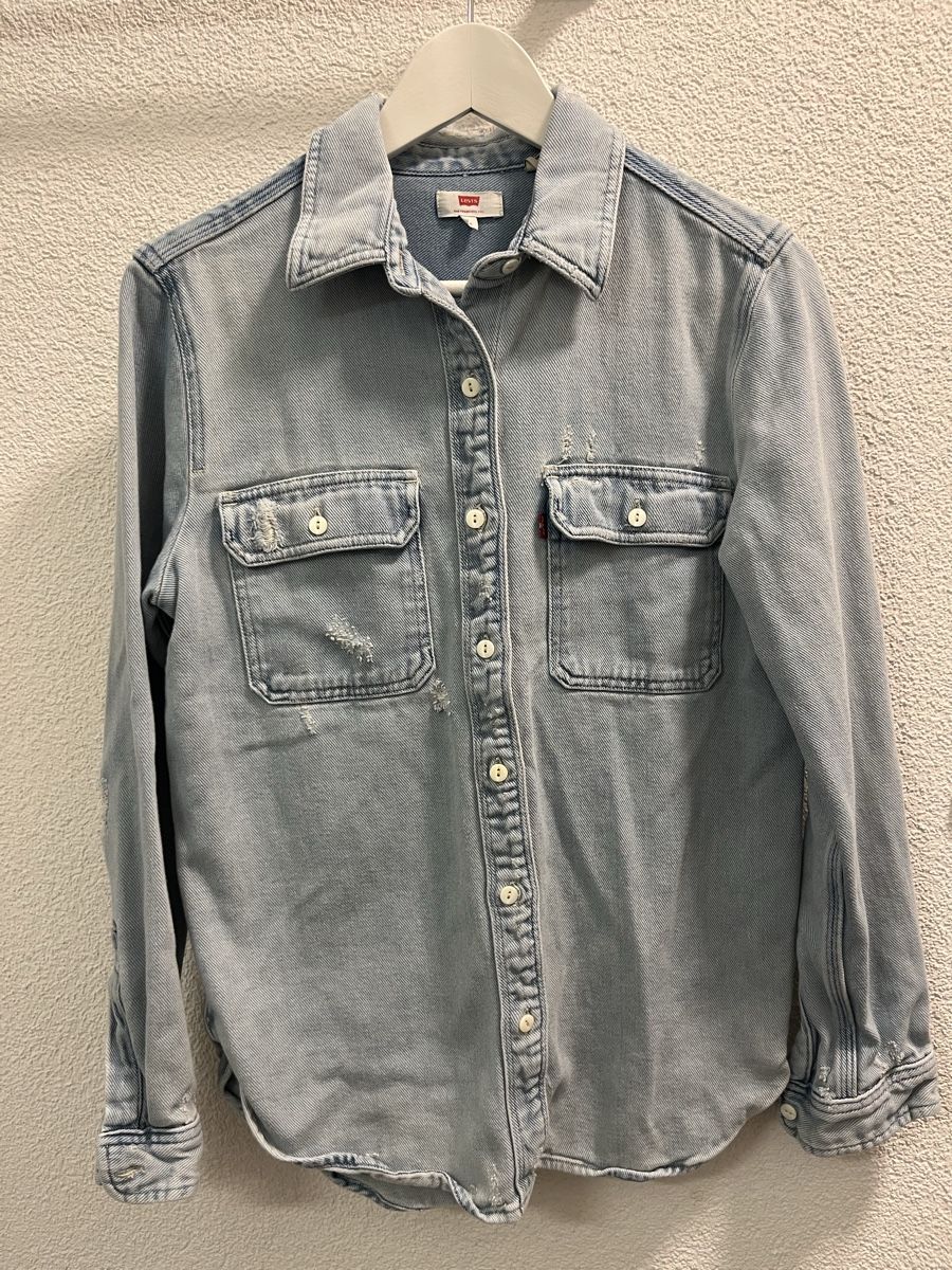 Levi's Chemisiers: Levi's Jeanshemd hellblau Grösse S – D'occasion à Frauenfeld par heyLani