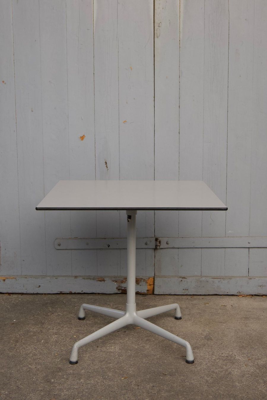 Tavoli: Vitra Contract  Outdoor Table Charles und Ray Eames – Usato da Zürich venduto da starch.studio