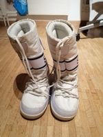 Ski Boots blanches, 35-37 en bon état.