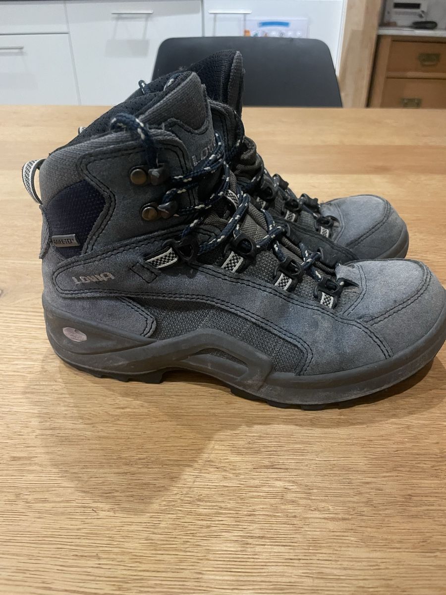 Lowa Schuhe für Jungen: Lowa Wanderschuhe gr.35 – Gebraucht aus Recherswil von grafics 4