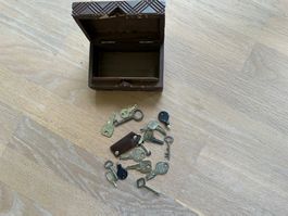 Kleine Schmuckschatulle aus Holz mit Schlüsseln zum Spielen