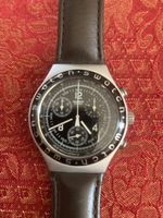 Montre Swatch Chrono , cuir noir,