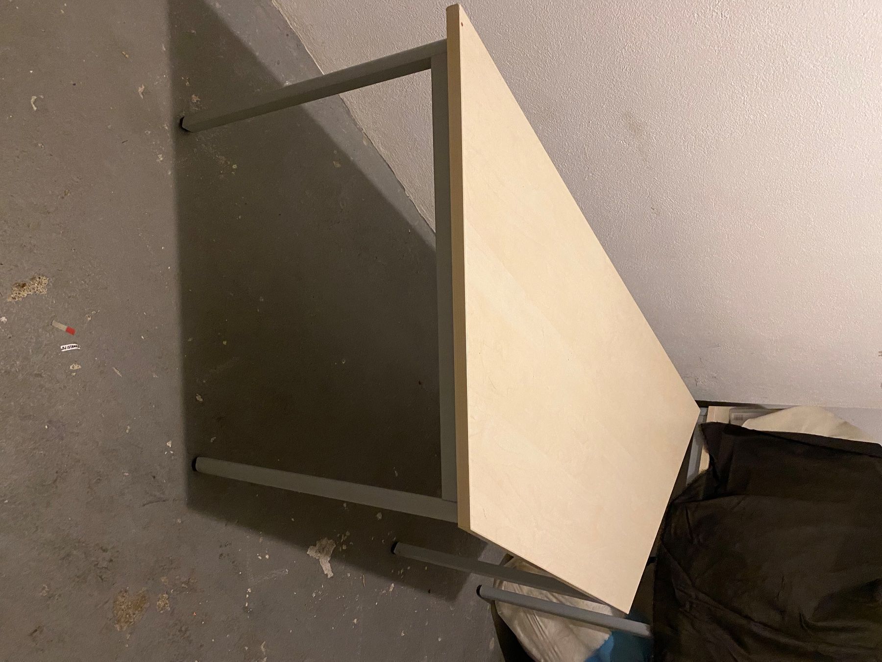 Bureaux: Büro Tisch – D'occasion à Volketswil par Nia011