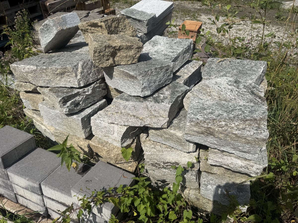 Steine & Dachziegeln: Luserna Mauersteine (3 Paletten) – Neu (gemäss Beschreibung) aus Flims Dorf von inf_dj8q 1