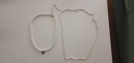 2 elegante Halsketten – Perlenkette & silberfarbene Kette