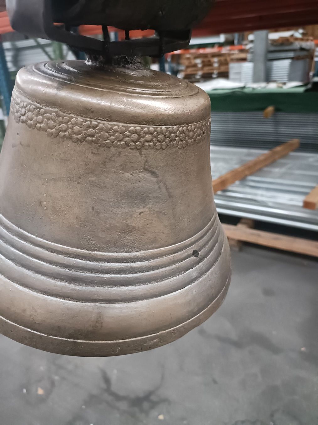 Glocken & Treicheln: Antike, schlichte Glocke mit Loch. – Gebraucht aus Däniken SO von Osysseas 4