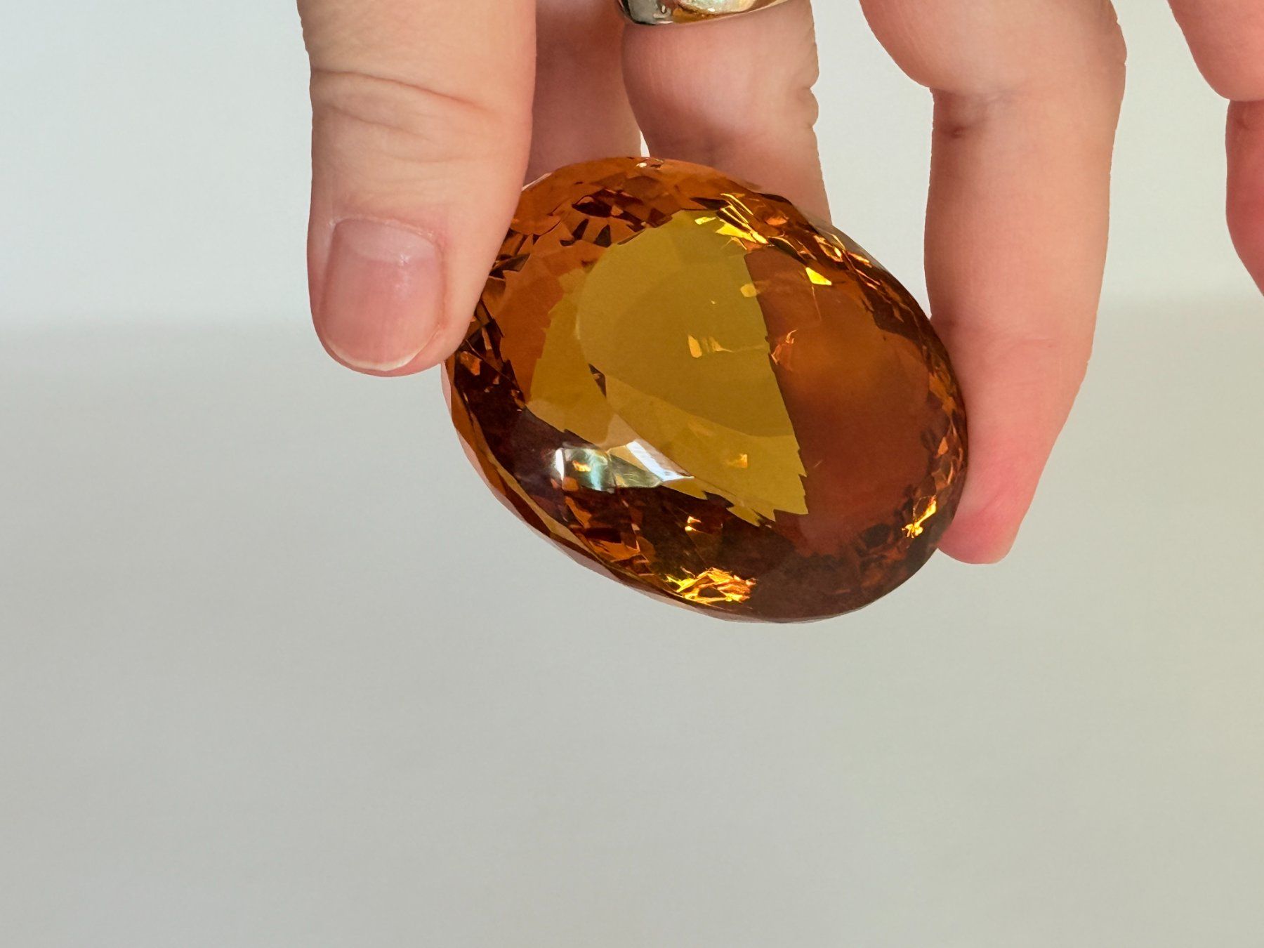 Minerali & Pietre curative: 484.30 Ct Certified Oval Cut Loose Gem – Nuovo e nell'imballaggio originale da Genève venduto da AWWA 2