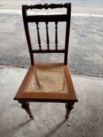 Chaise ancienne en bois avec assise cannage à rénover!