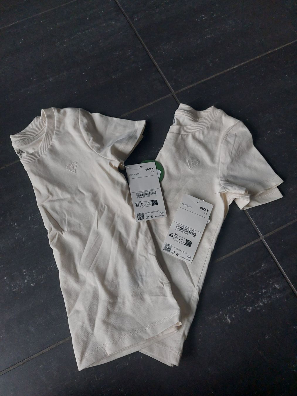 C&A Camicie, T-shirt & Polo: 2x Kinder Shirt Grösse 98 / 3 Jahre – Nuovo (secondo la descrizione) da Siebnen venduto da LastChanc2