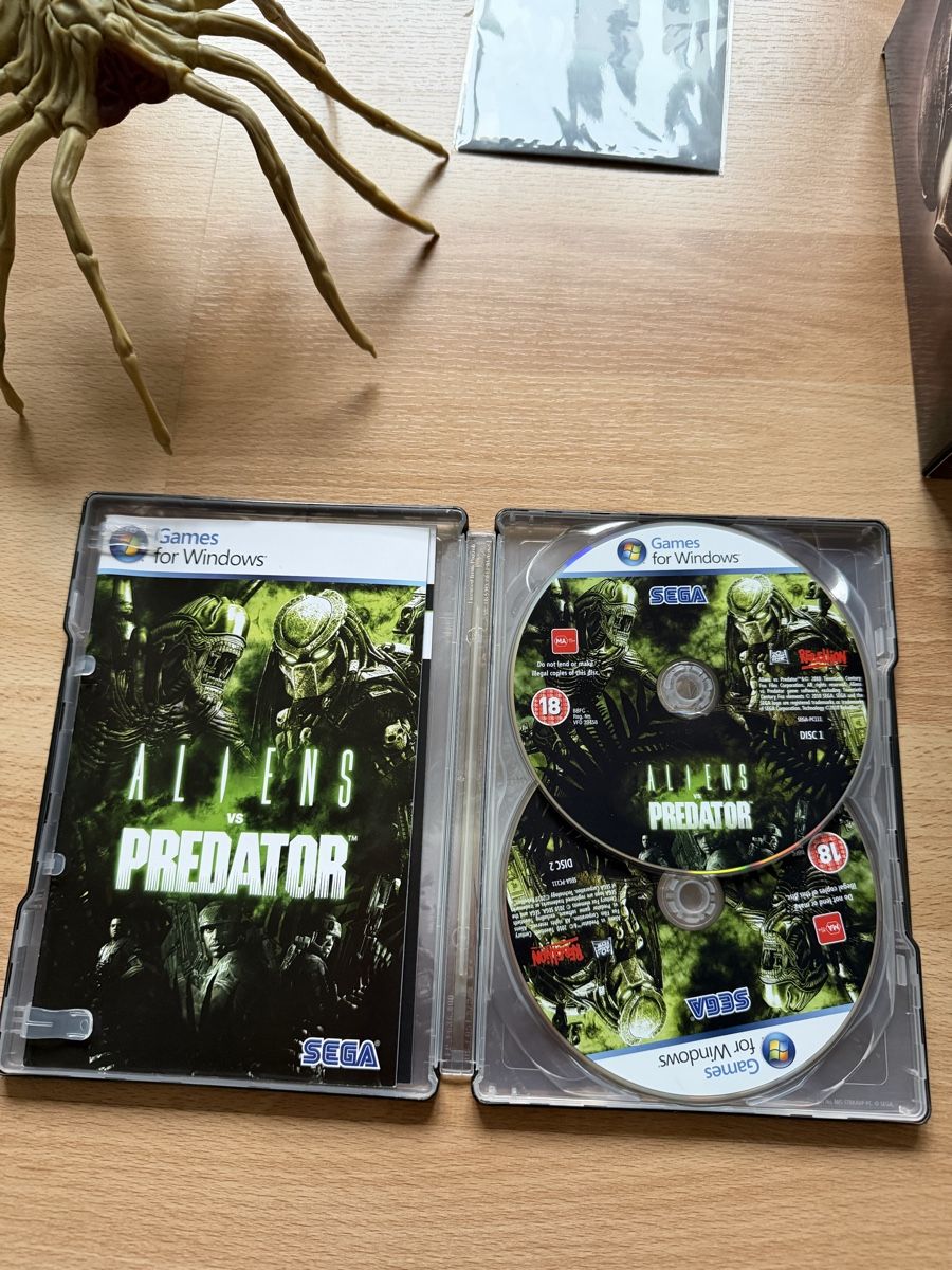 Sega Spiele: Coffret Alien vs predator sega Windows complet avec figurine – Neu und originalverpackt aus le locle von caryl 1