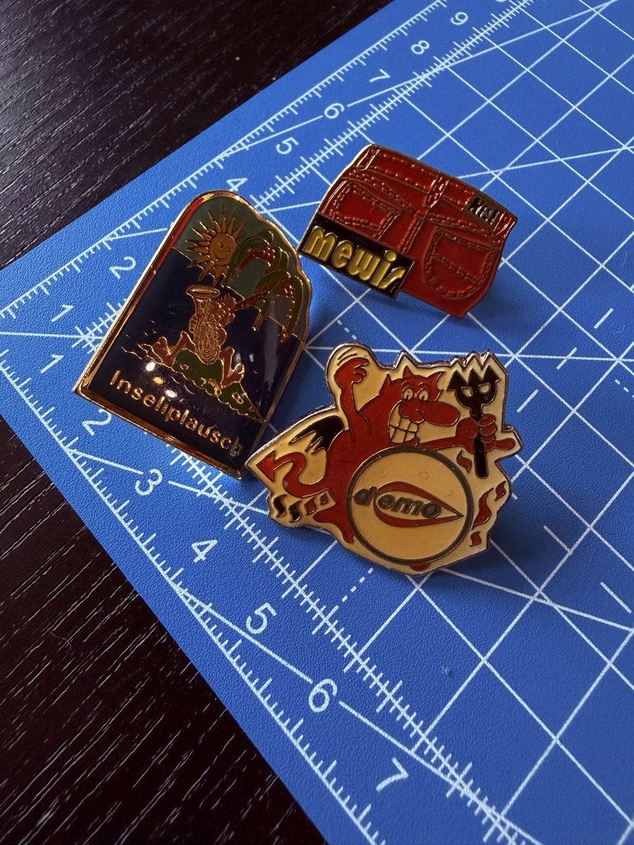 Broschen & Nadeln: 90er Jahre Pins – Gebraucht aus Zürich von moneyplease 3