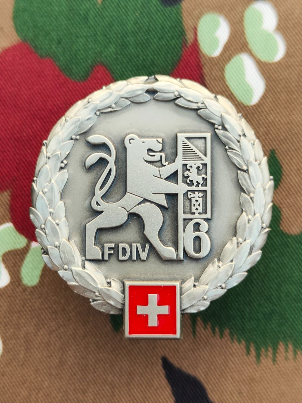 Placchette & Badge: Béretemblem Felddivision 6, Variante 1, neuwertig – Usato da Bauma venduto da SwissMilitaria