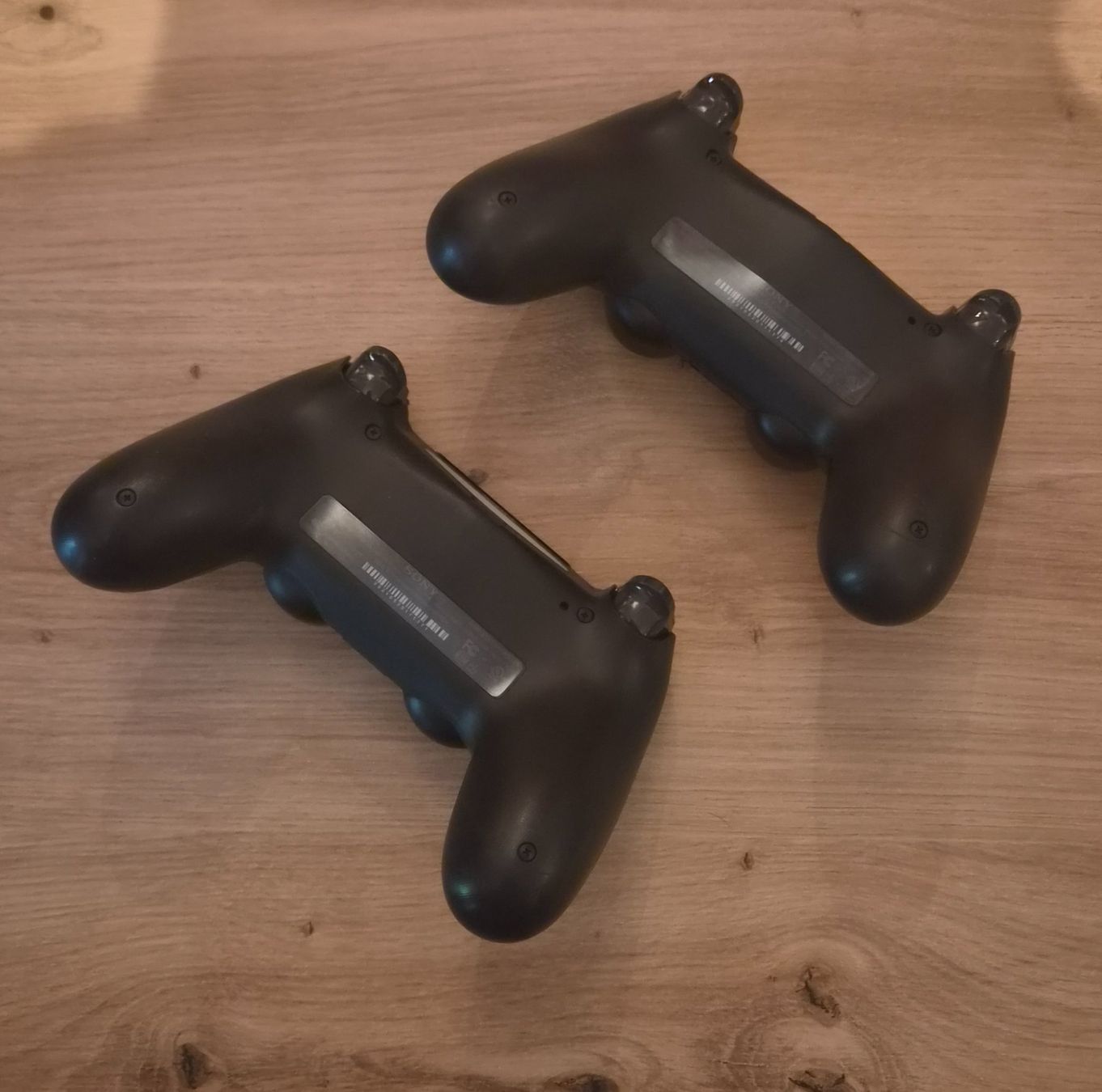 Sony Controller: Playstation 4 Controller schwarz, 2 Stk., gute Gebrauchtware – Usato da Kaiseraugst venduto da mma_t85r 1