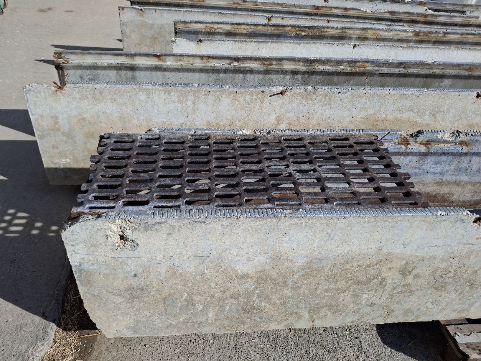 Rivestimenti per pavimenti: Elemente für Gülle mit Rost – Usato da Egerkingen venduto da PaFePf 4