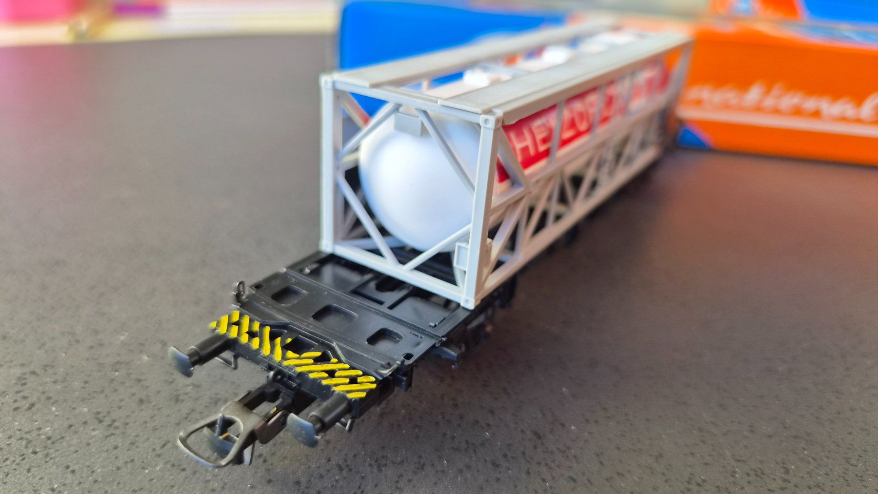 Roco Modelleisenbahnen: Roco 4321 Containerwagen mit Container Esso H0 DC OVP – Neu und originalverpackt aus Huttwil von Tgv03 1