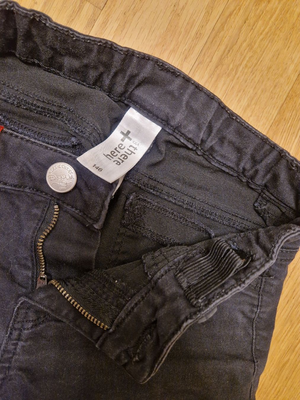 C&A Pantaloni: Short en jean noir Here+There c et a taille 146 – Usato da Penthaz venduto da Sosotroc 2