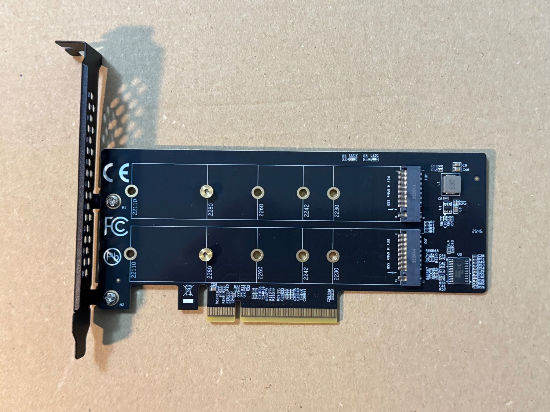 Unità & Adattatore: PCIe x8 to 2x NVME M.2 adapter – Usato da Vevey venduto da souris14