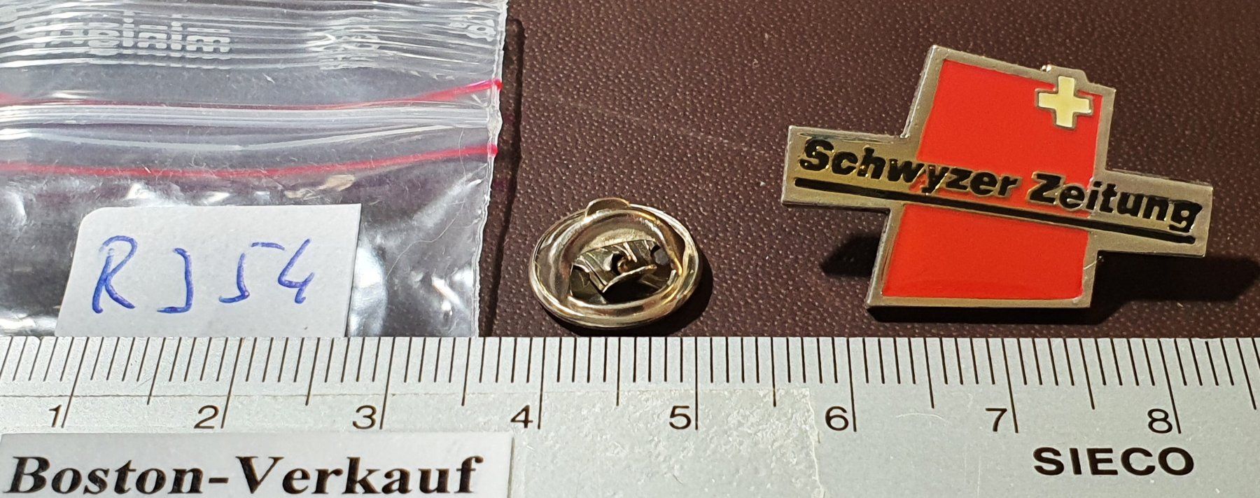 Placchette & Badge: R354 - Pin Schwyzer Zeitung – Usato da Reinach BL venduto da Boston-Verkauf 1