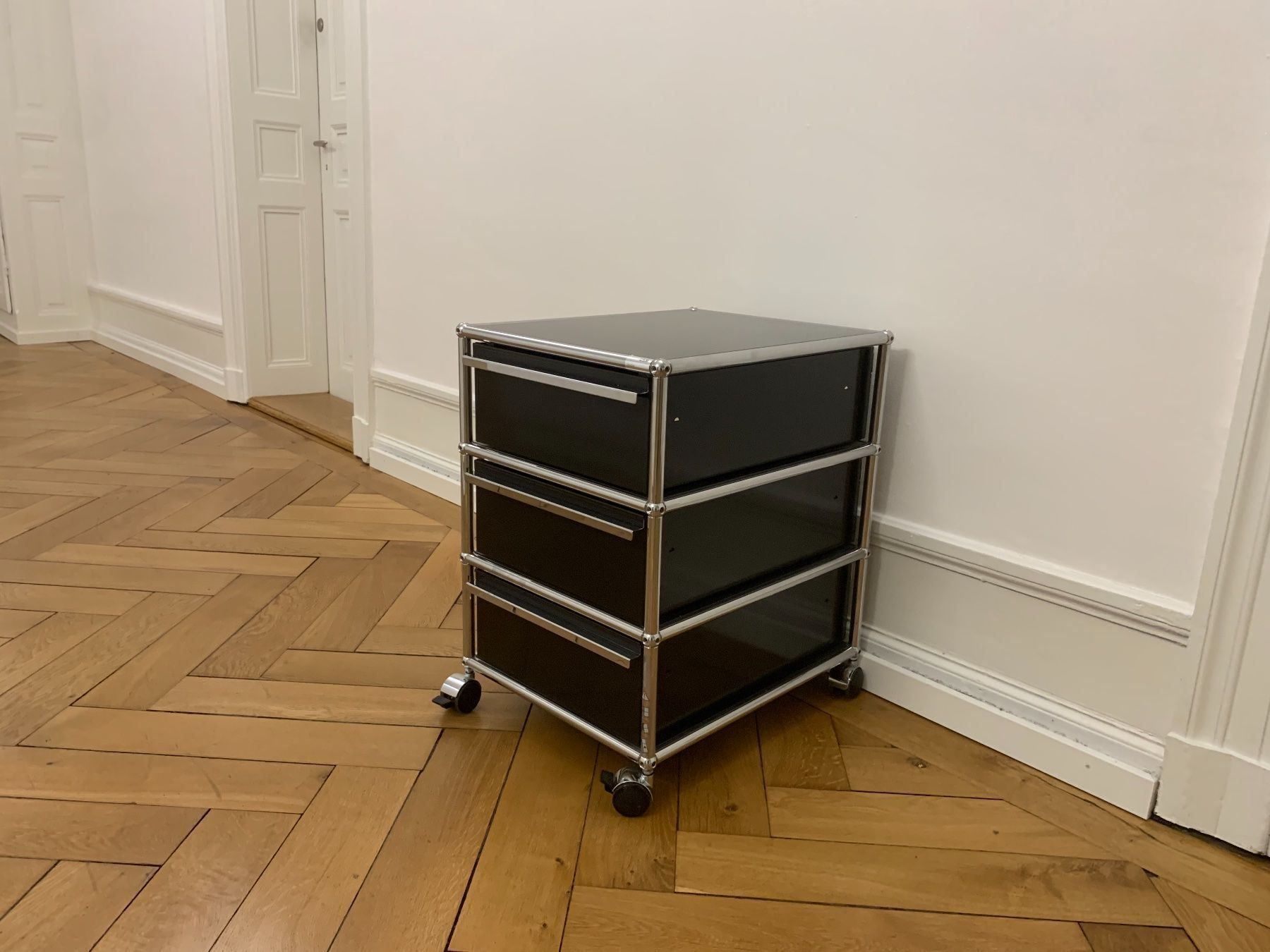 USM Scaffali: Usm Korpus Black Lieferung gratis – Usato da Thun venduto da Thuno6
