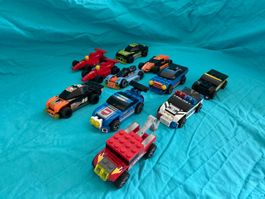 Viele Lego Racers Rennautos mit 3 Strassenuntergrund -Boxen