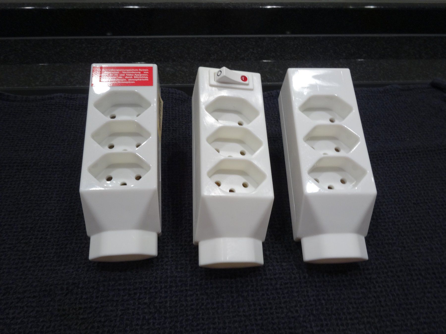 Alimentazione elettrica: 3 Allzweckstecker weiss drehbar 4 Eingänge – Usato da Neerach venduto da jenny062