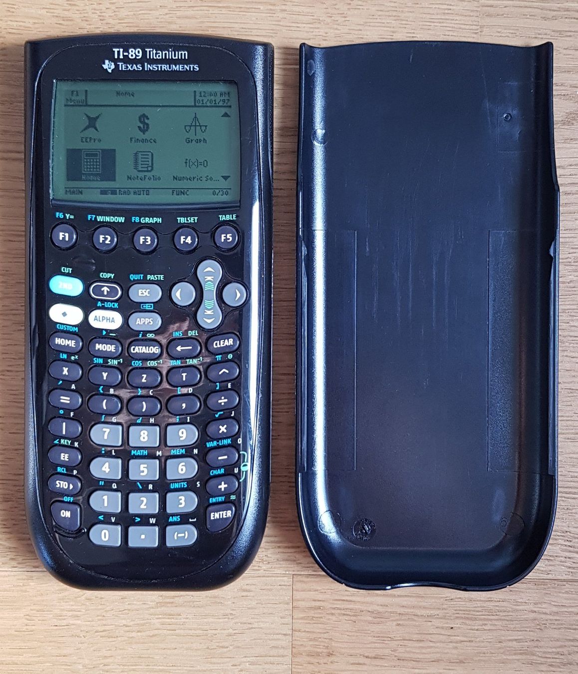 Taschenrechner: Texas Instruments TI-89 Titanium Grafikrechner mit Deckel – Gebraucht aus Schaffhausen von luky17 1