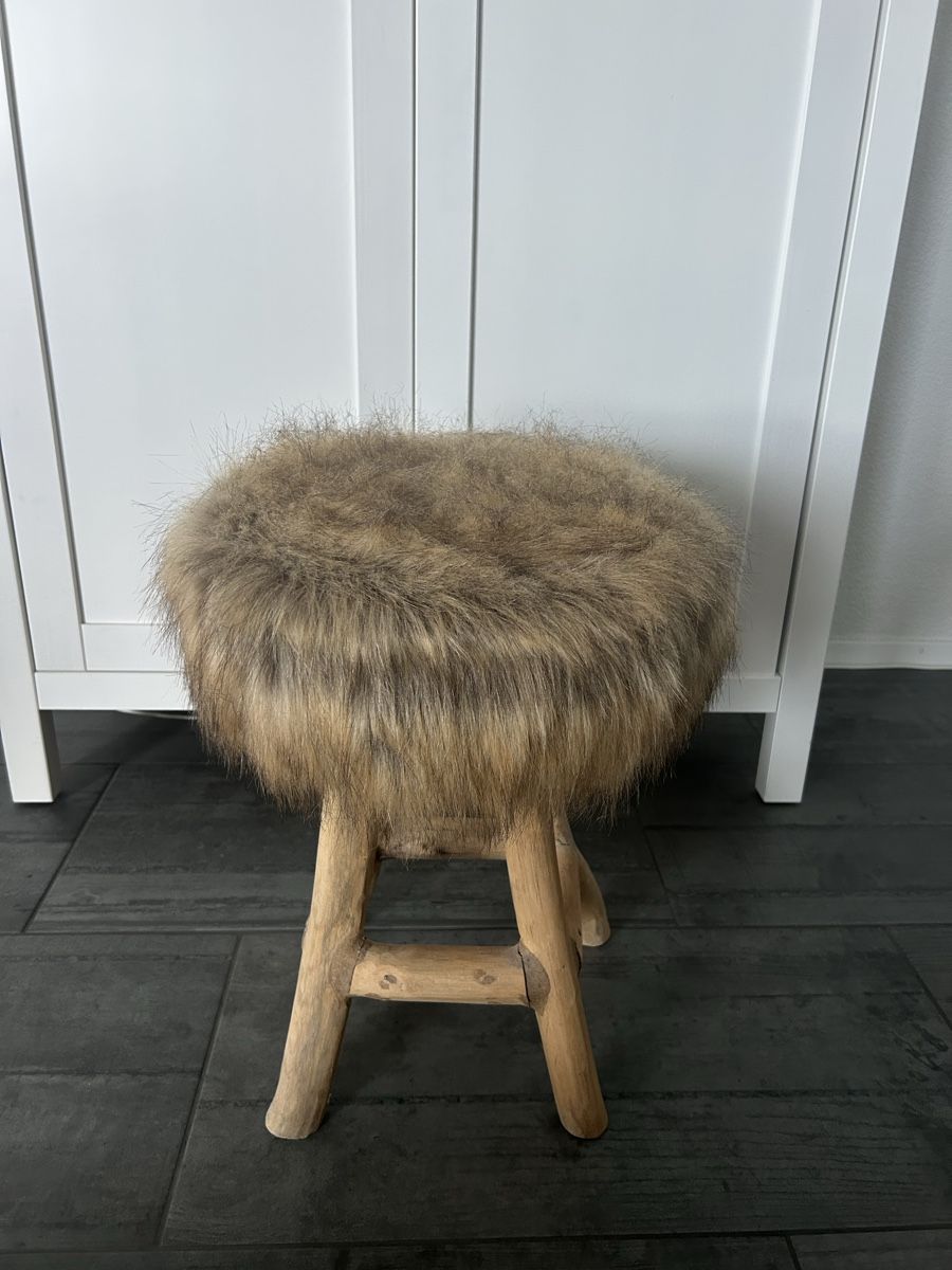 Sgabelli: Flauschiger Hocker mit Holzfüssen - ein Hingucker! – Usato da Ostermundigen venduto da mic_27pv