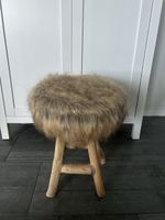 Flauschiger Hocker mit Holzfüssen - ein Hingucker!