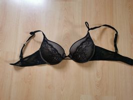Schöner schwarzer Push-Up BH mit Spitze, Grösse 80D