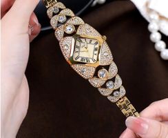 Quarz-Armbanduhr für Damen mit Strasssteinen