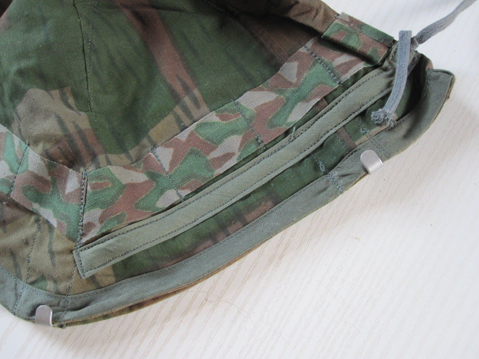 Schweizer Armee Uniformi & Effetti personali: 2 Tarnüberzüge Stahlhelm M18 Schweizer Armee – Usato da Worb venduto da Santosdumont 2