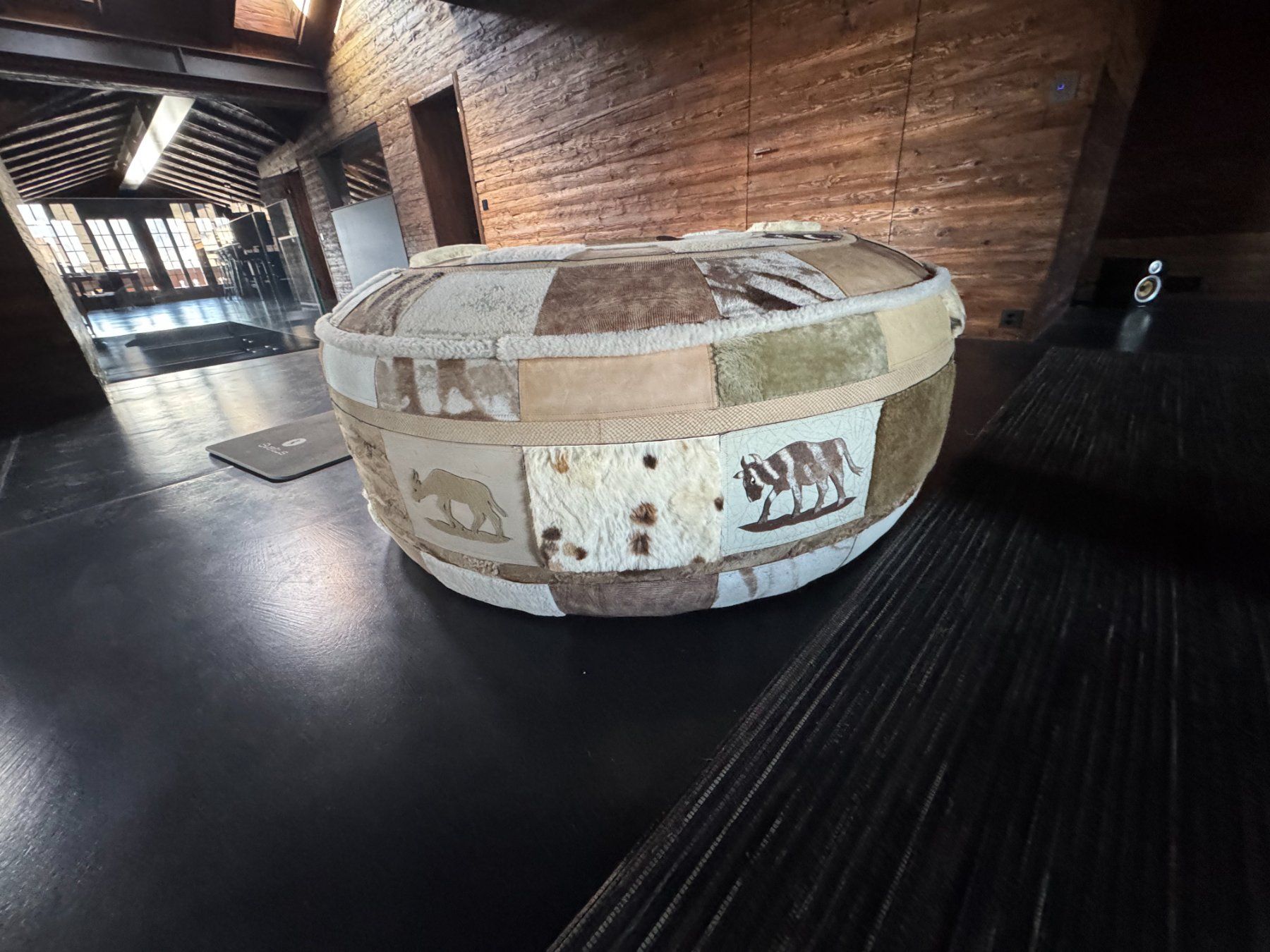 Dischi in vinile: LEATHEROOZE Moroccan Leather Pouf – Usato da Oeschseite venduto da -Luxury-On-Line- 4