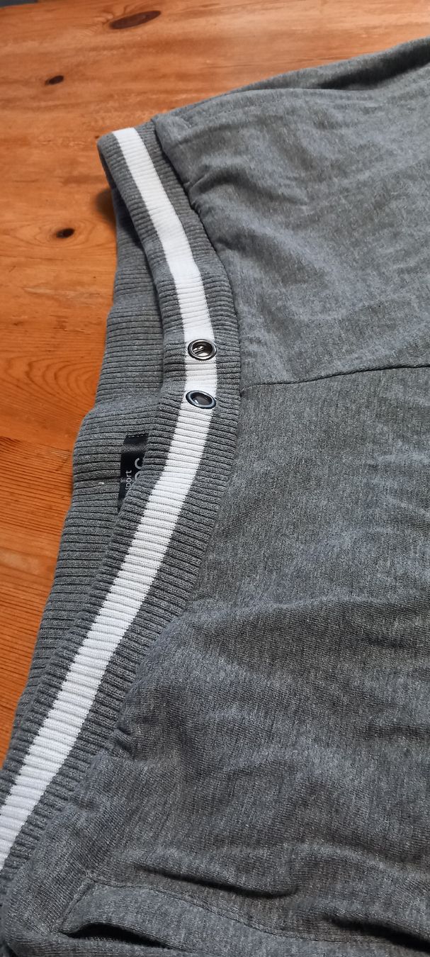 Pantaloni: 1 pantalon jogging – Usato da Miecourt venduto da Marly1 3